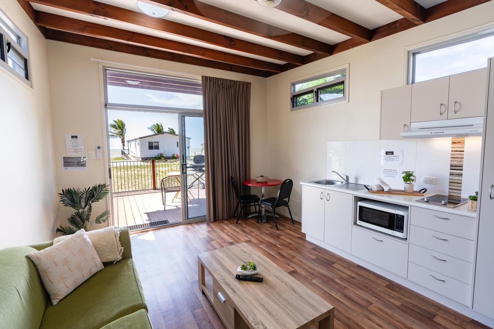 Tasman Holiday Parks - Rollingstone Екстериор снимка